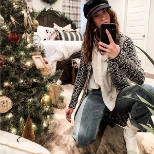 Beautiful printed sweater coat 🤍